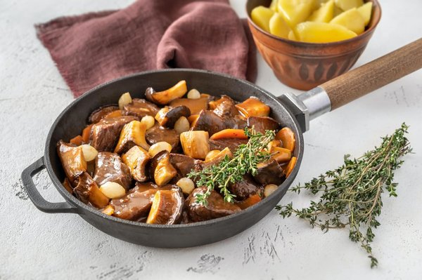 Comment réussir la cuisson lente d'un bœuf bourguignon pour des saveurs intensifiées ?