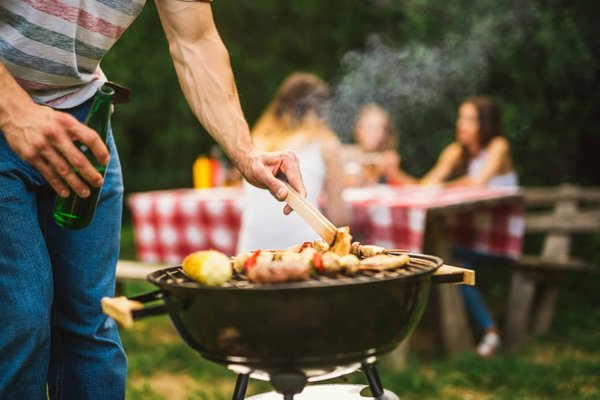 Comment organiser une soirée barbecue avec des plats végétariens originaux ?
